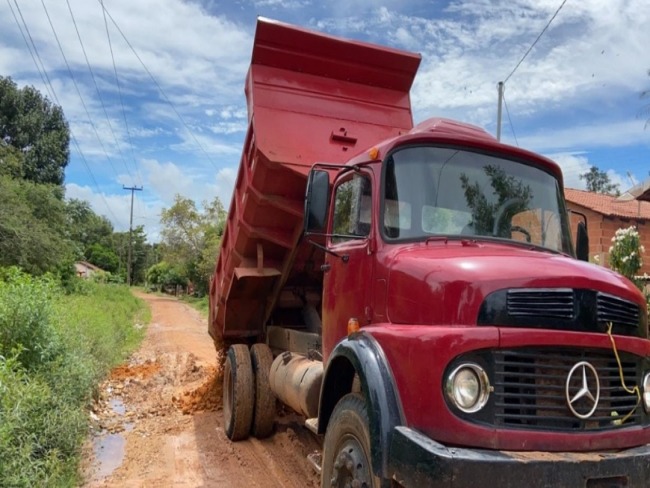 Prefeitura de Carolina intensifica recuperao de estradas mesmo em perodo de chuvas 