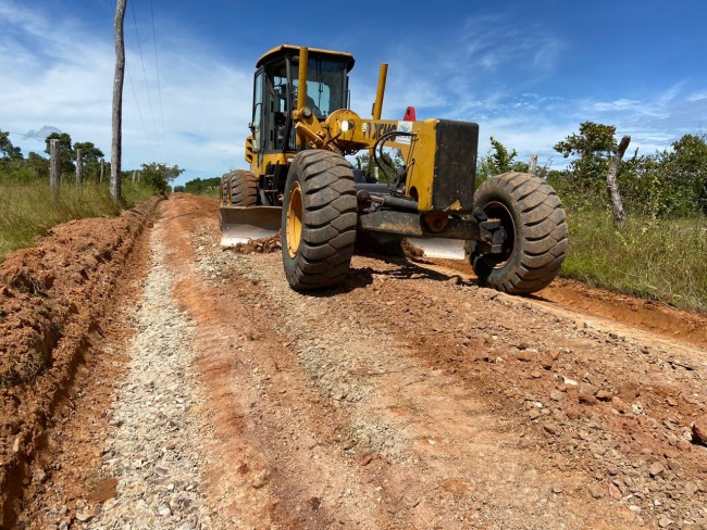 Prefeitura recupera estradas vicinais e beneficia comunidades do municpio de Carolina-MA