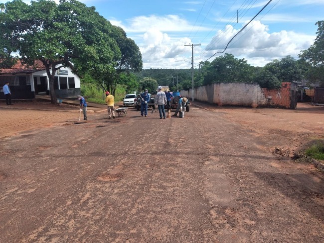 PREFEITURA INICIA OPERAO TAPA-BURACOS NAS VIAS URBANA DO MUNICPIO DE NAZAR-TO  