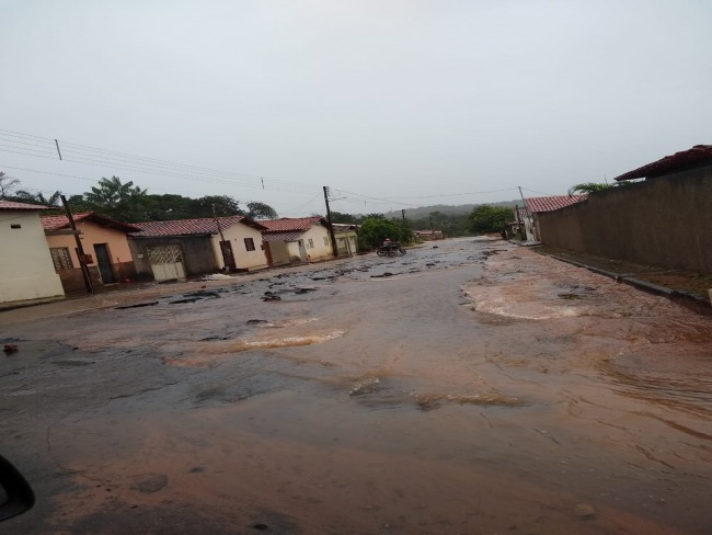 CHUVA CARREGA ASFALTO DE TAPA BURACOS AO CUSTO DE R$ 3,2 MILHES EM RIACHO-MA