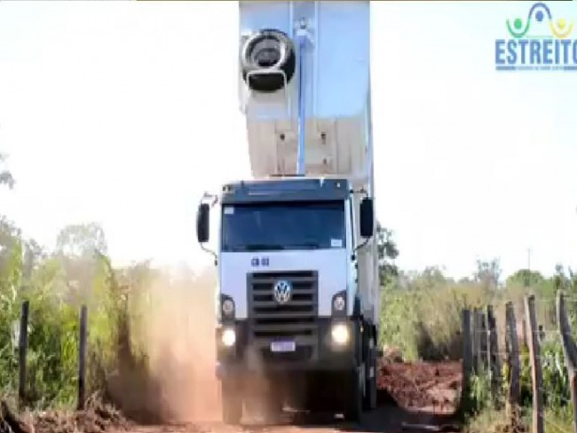 NOVO MQUINRIO DA PREFEITURA DE ESTREITO-MA J TRABALHA NA ESTRADA DO POVOADO BRAO FORTE