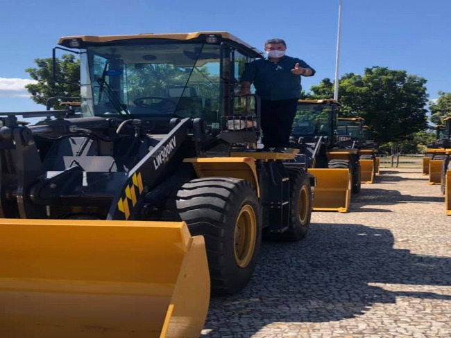 PREFEITURA DE PIRAQU-TO RECEBE NOVAS MQUINAS CARREGADEIRA E RETRO ESCAVADEIRA