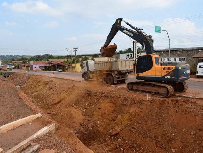 DNIT Atende Pedido da Prefeitura e reinicia Servio de canalizao as margens da Br-010 em Estreito-MA