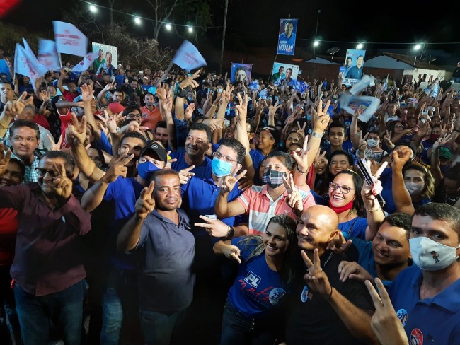 Prefeito Dr. Erivelton Neves d a largada  reeleio e leva uma grande multido para sua reunio em Carolina-MA 