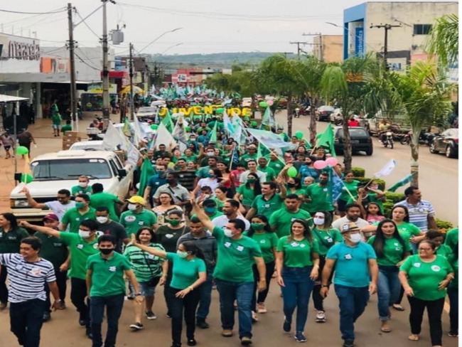 Candidato a prefeito Dr. Cssio Batista arrasta multido em grande caminhada em Estreito-MA