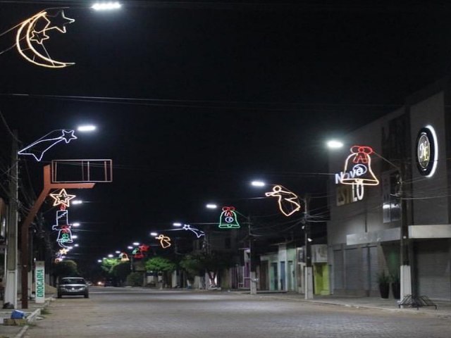 Clima de Natal, Prefeitura inicia instalao de iluminao natalina em Carolina-MA