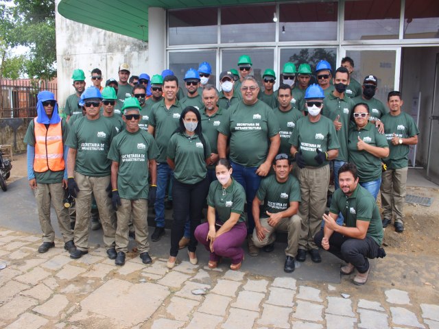 PREFEITURA ENTREGA NOVOS UNIFORMES PARA OS SERVIDORES DA SECRETARIA DE INFRAESTRUTURA EM CAROLINA-MA