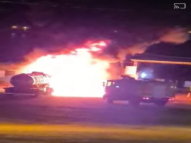 CAMINHO TANQUE INCENDEIA E EXPLODE NA BEIRA-RIO EM CAROLINA-MA