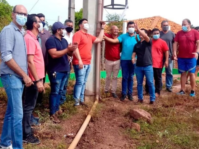 PREFEITO DR ERIVELTON INSPECIONA ENTRADA EM OPERAO DE SISTEMDE GUA NA REA RURAL DE CAROLINA-MA