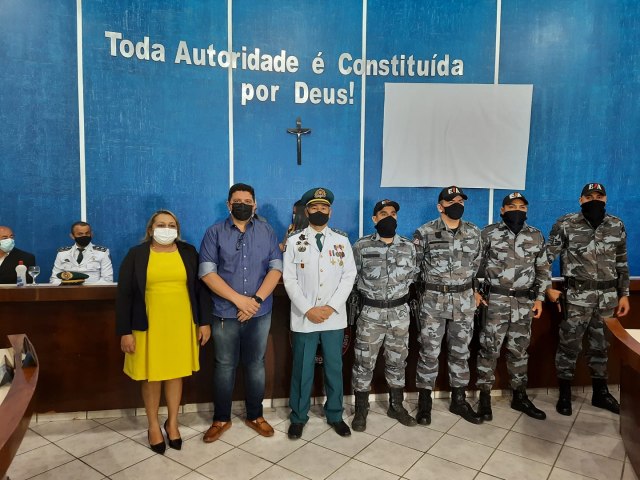 CMARA ENTREGA TTULO DE CIDADO CAROLINENSE AO CAPITO ROGLIO E CONDECORA ESQUADRO GUIA