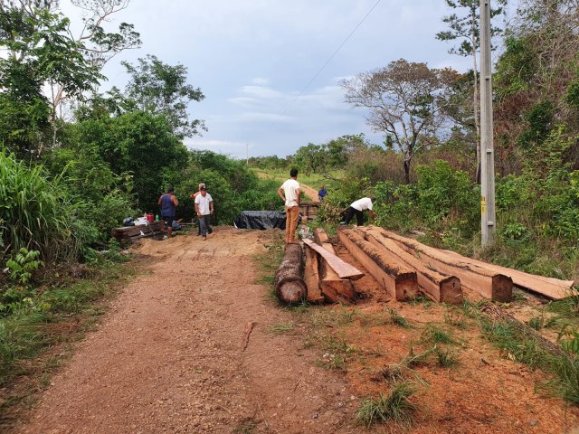 PREFEITURA REFORMA E RECUPERA PONTE E ESTRADAS NA REA RURAL DE PALMEIRANTE-TO  