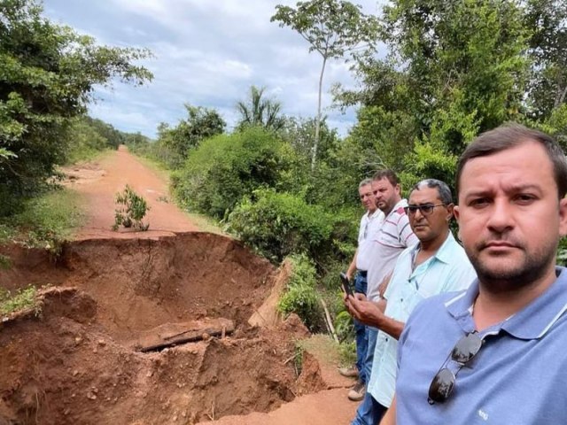 Prefeitura inicia operao da estrada que d acesso  regio do So Pedro em Filadlfia -TO 