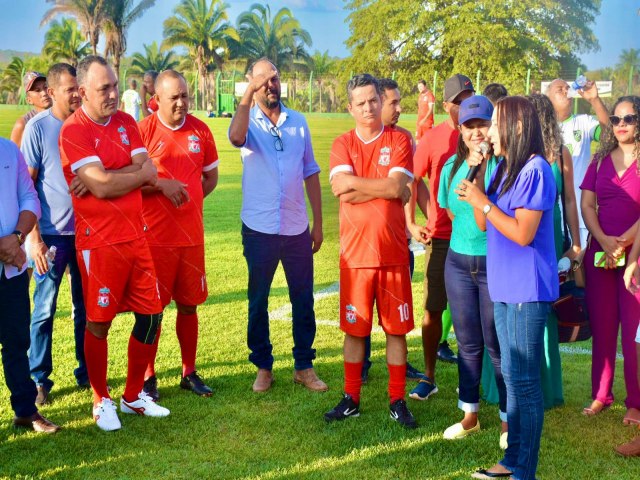 Ex prefeita Elvira participa de inaugurao de campo de futebol ao lado do prefeito Clayton Paulo em Nazar-TO