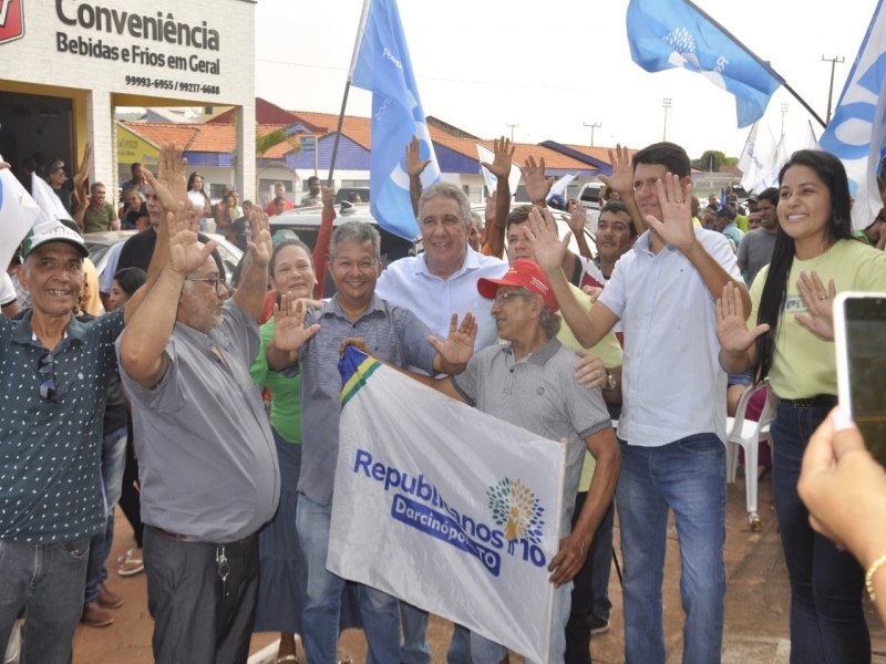 RAIMUNDO CURICA INICIA CAMPANHA EM DARCINPOLIS COM ADESIVAO 