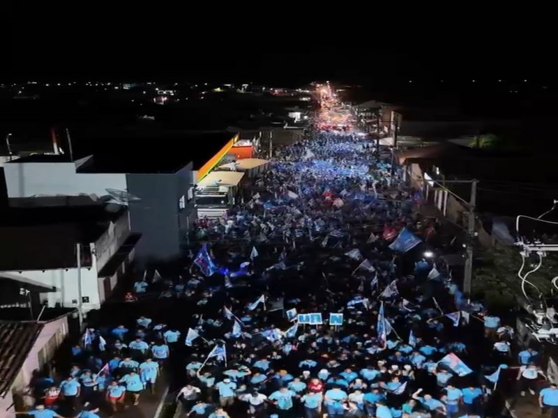 LUCIANE MARTINS ARRASTA MULTIDO EM CAMINHADA PELAS RUAS DE CAROLINA