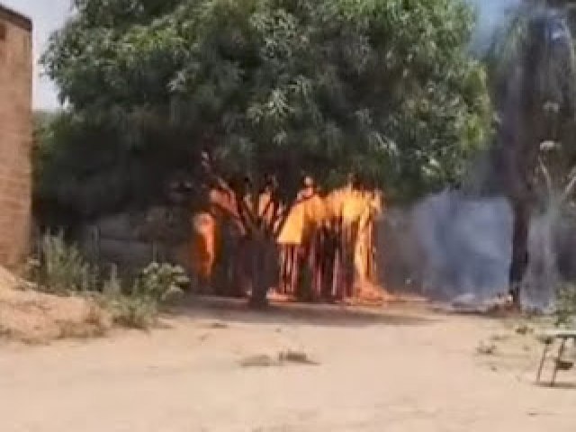 Casa  consumida pelo fogo em Redeno