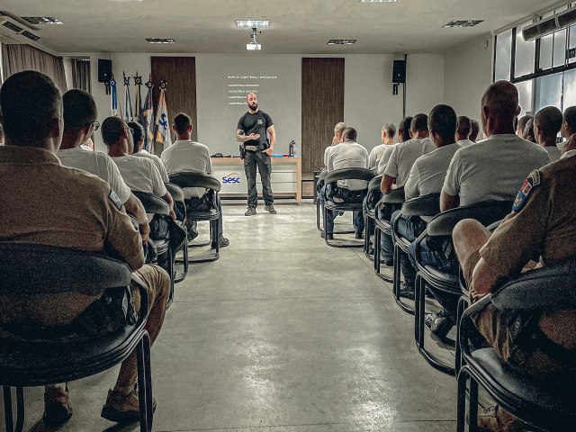Integrao: policial penal ensina tcnicas de abordagem em curso de formao de policiais militares