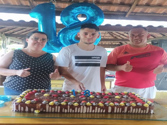 Blogueiro Marcos Santos e esposa Maria comemoram aniversrio do filho Maycon 