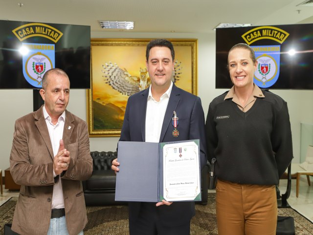 Governador recebe a medalha Guardies do Palcio Iguau, da Casa Militar