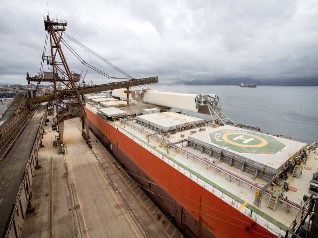Navio de velas metlicas, Pyxis Ocean comea embarque de 63 mil toneladas em Paranagu