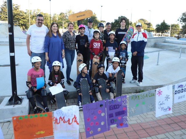 Olimpadas: alunos da rede estadual entregam cartas de apoio a skatistas que vo a Paris