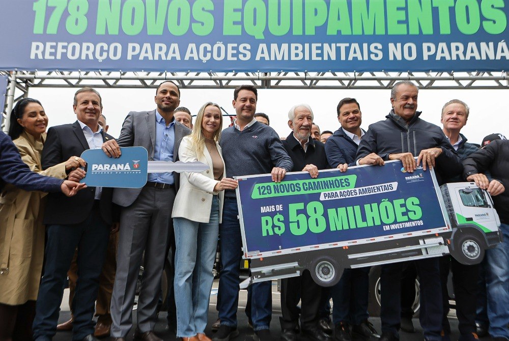 Governador entrega ve�culos e equipamentos para fortalecer gest�o ambiental