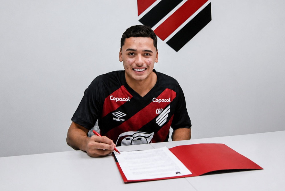 Meia Henrique Moritz assina o primeiro contrato profissional Meia Henrique Moritz assina o primeiro contrato profissional