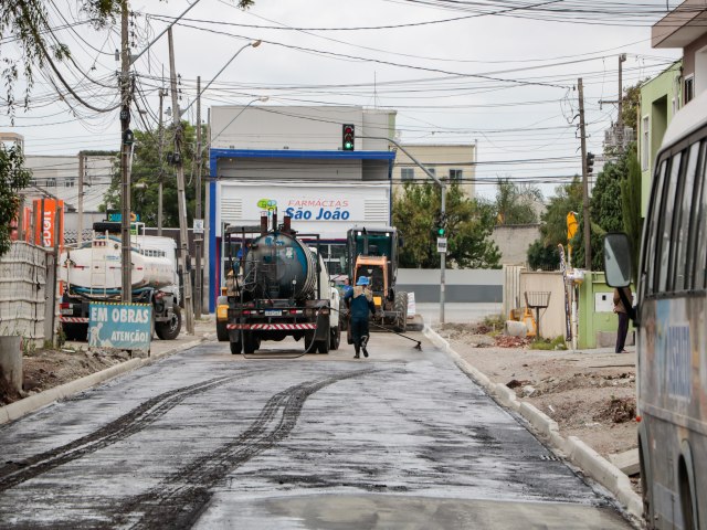 Pavimentao asfltica na Rua Manoel Bandeira  finalizada