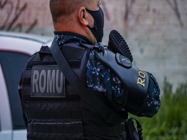 ROMU prende homem suspeito por corrupo de menores em Pinhais