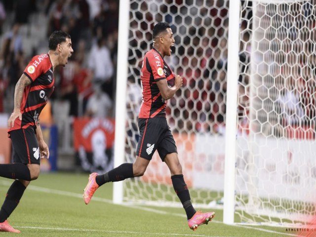 Athletico-PR derrota Cuiab na Arena da Baixada e se afasta do Z4