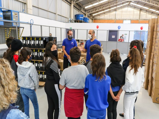 Escola Aroldo de Freitas realiza aula de campo em empresa de Pinhais