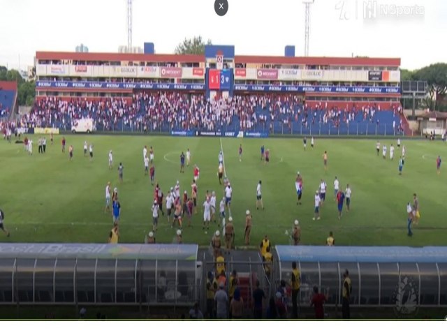 Paran Clube  rebaixado, e torcedores invadem gramado para agredir jogadores; veja o vdeo