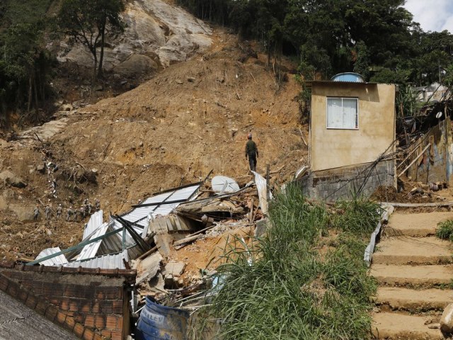 Famlias de Petrpolis afetadas pelo temporal recebero benefcios