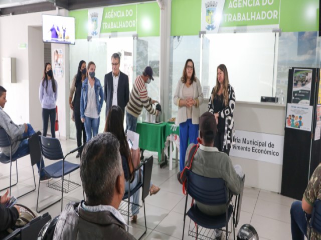 Prefeitura de Pinhais promove Caf com trabalhadores na Agncia do Trabalhador