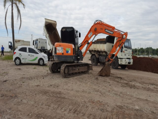 Secretaria de Obras Pblicas realiza mutiro para preparao da rea do novo Cmei Rosi Galvo, no Jd. Karla