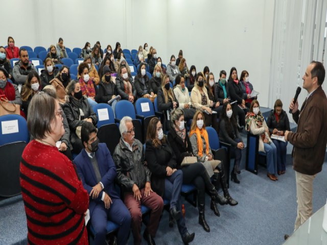 Diretores da rede municipal e estadual de ensino de Pinhais se renem para debater integrao