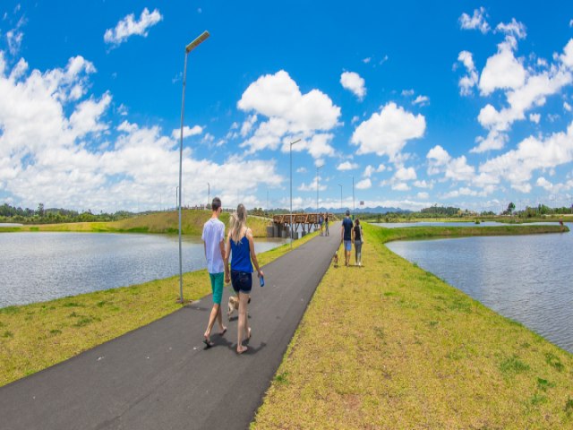 Projeto Ecopet traz escultura de tartaruga ao Parque das guas em Pinhais