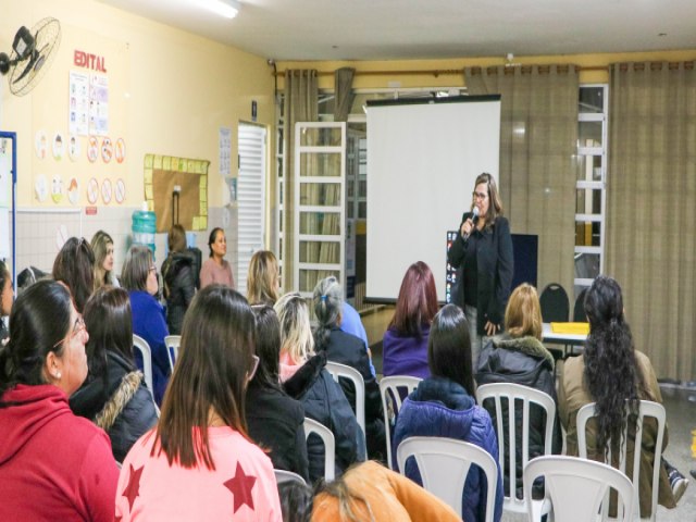 Centro de Referncia Maria da Penha promoveu palestra s mulheres no Weisspolis