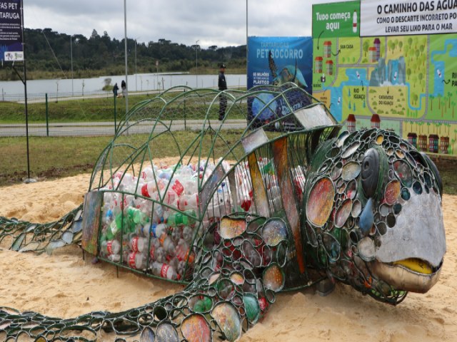 Tartaruga gigante  colocada no Parque das guas para conscientizar sobre o descarte correto do plstico