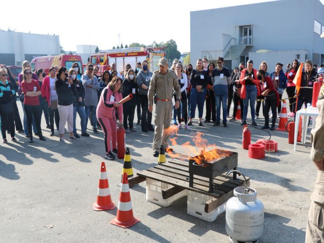 Brigadistas Escolares de Pinhais participam de formao prtica com o Corpo de Bombeiros