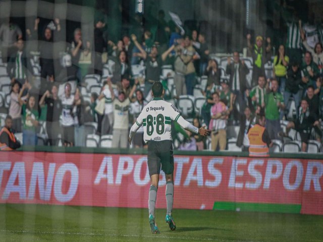 Coritiba derrota Fortaleza com gol nos acrscimos