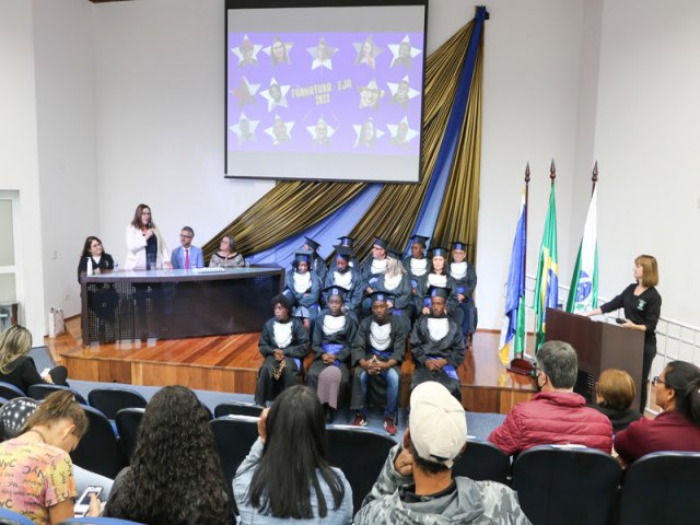 Secretaria de Educao promove formatura com alunos da EJA de Pinhais 