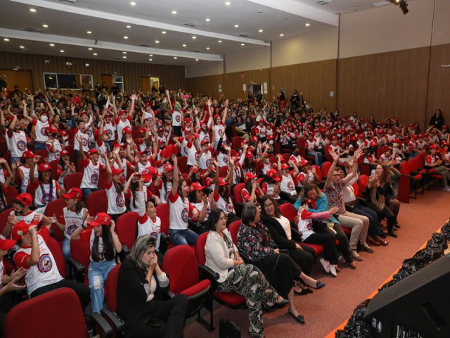  Alunos da rede municipal de ensino participam de formatura do Proerd