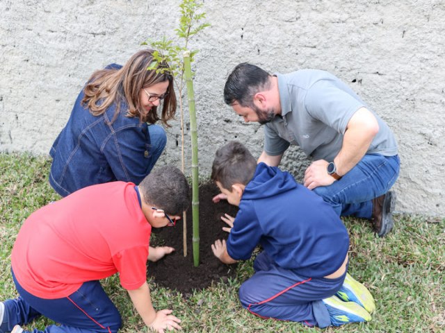 Secretaria de Meio Ambiente realiza plantio de mudas com alunos da rede municipal