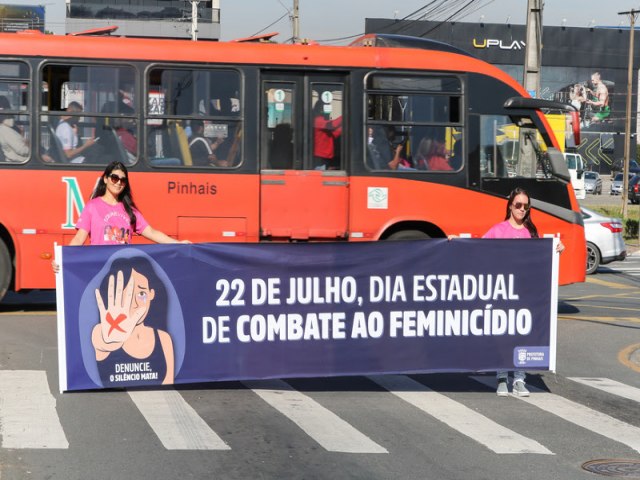 Prefeitura promoveu conscientizao sobre violncia contra a mulher em semforos de Pinhais