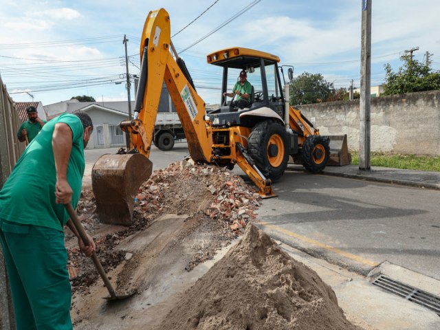 Mutiro de Educao Ambiental e Limpeza atende ruas do Centro de Pinhais