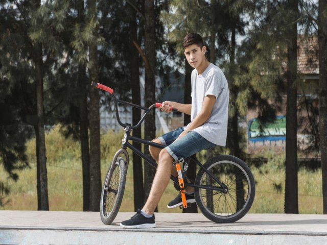 Pinhais comemora o Dia Internacional da Juventude com passeio ciclstico e aulo de move dance