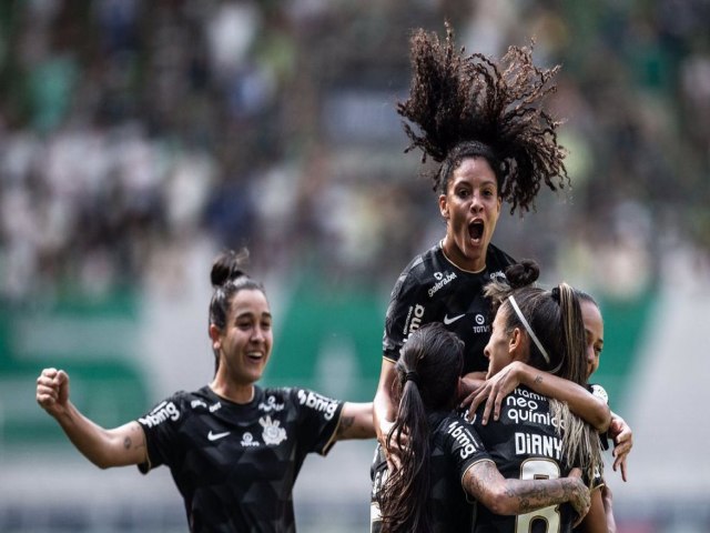 Esportes Corinthians goleia Palmeiras e vai  final