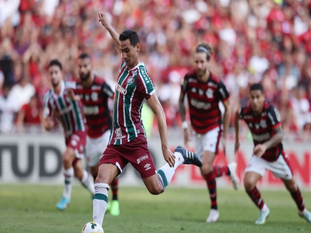 Fluminense bate Flamengo e dorme na vice-liderana do Brasileiro