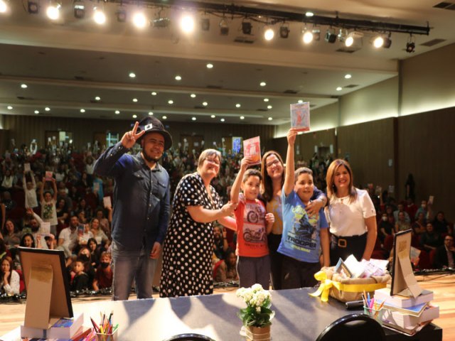 Crianas da rede municipal de ensino participam do lanamento do livro Poeta Mirim 2022